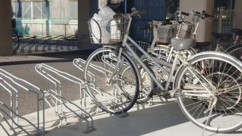 駐輪場で「ラックギリギリ手前」に停める“不正駐輪”を発見！ 駐輪代200円ケチってるのを、善意で「ラックに押し込む」のは問題ない？ どかして“自分の自転車”を停めるとトラブルになるでしょうか？