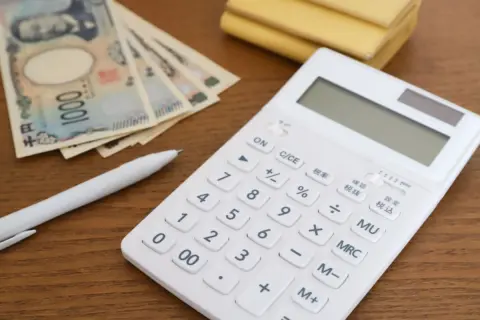姉夫婦が“世帯年収2000万円超”なのに「服はユニクロで十分」「スーパーは底値で買う」と言う理由…本当のお金持ちは「使わない支出」を徹底してる？ 意外と“質素な生活”である理由