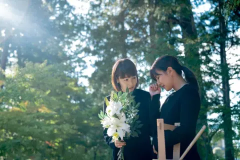 専業主婦が「遺族年金月6万円」に絶句！ 夫は「年収600万円」で“低収入”じゃなかったのに…今後は「中高齢寡婦加算」も廃止に？“子どもが成人済み”の妻が受け取れる遺族年金とは