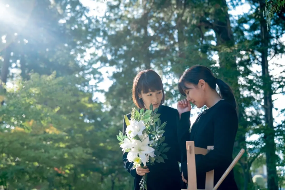 専業主婦が「遺族年金月6万円」に絶句！ 夫は「年収600万円」で“低収入”じゃなかったのに…今後は「中高齢寡婦加算」も廃止に？“子どもが成人済み”の妻が受け取れる遺族年金とは