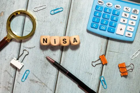 50代からNISAを始めるのは遅いと思っていましたが、友人は毎月「5万円」積み立てているそうです。老後資金づくりに間に合うのでしょうか？