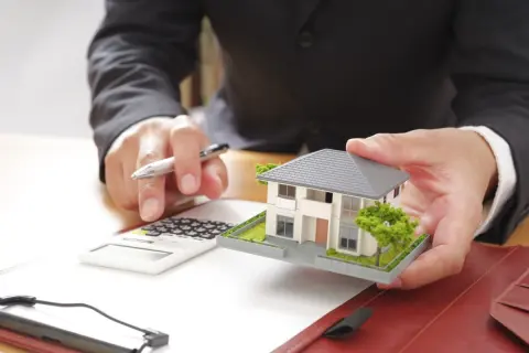 すべて標準仕様にしましたが「建物代だけ」で見積もりが7300万円…。普通のサラリーマン家庭が家を建てるのはもう諦めるべきでしょうか。