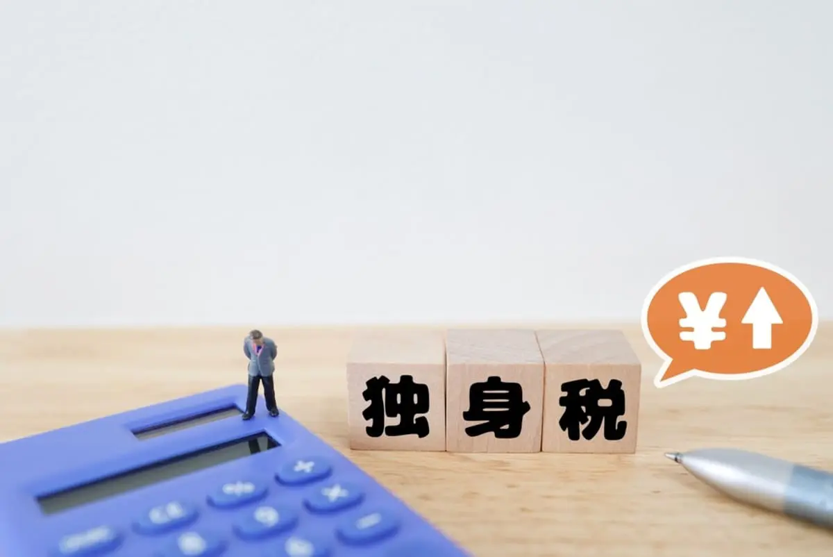 【独身税】「年収800万円」の私は“月767円”なのに、子持ちで「年収400万円」の友人は“月384円”と聞き驚き！「独身だから高くて当然」とのことですが、結婚してないから高いんですか？