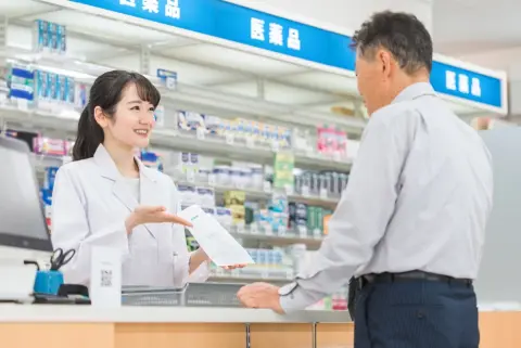 4月に入社しましたが、保険証がまだ届かず通院できず困っています。保険証の代わりになる資格確認書はすぐ発行してもらえるのでしょうか？