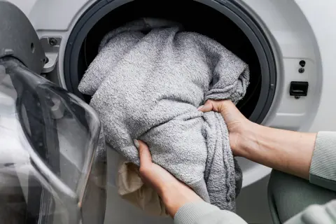 毎日の洗濯で水道代が気になります。すすぎを「2回」から「1回」に減らすと、1ヶ月でどれくらい節約できるのでしょうか？
