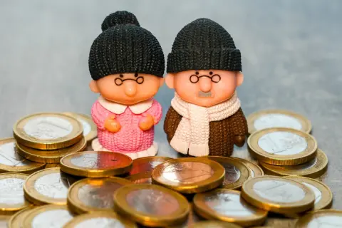 70歳の親の「貯金500万円」は“少ない”ですか？「年金もあるから大丈夫」と言いますが、介護費用は“平均542万円”と聞き心配です…私も「貯金300万円」ですが、援助は必要でしょうか？