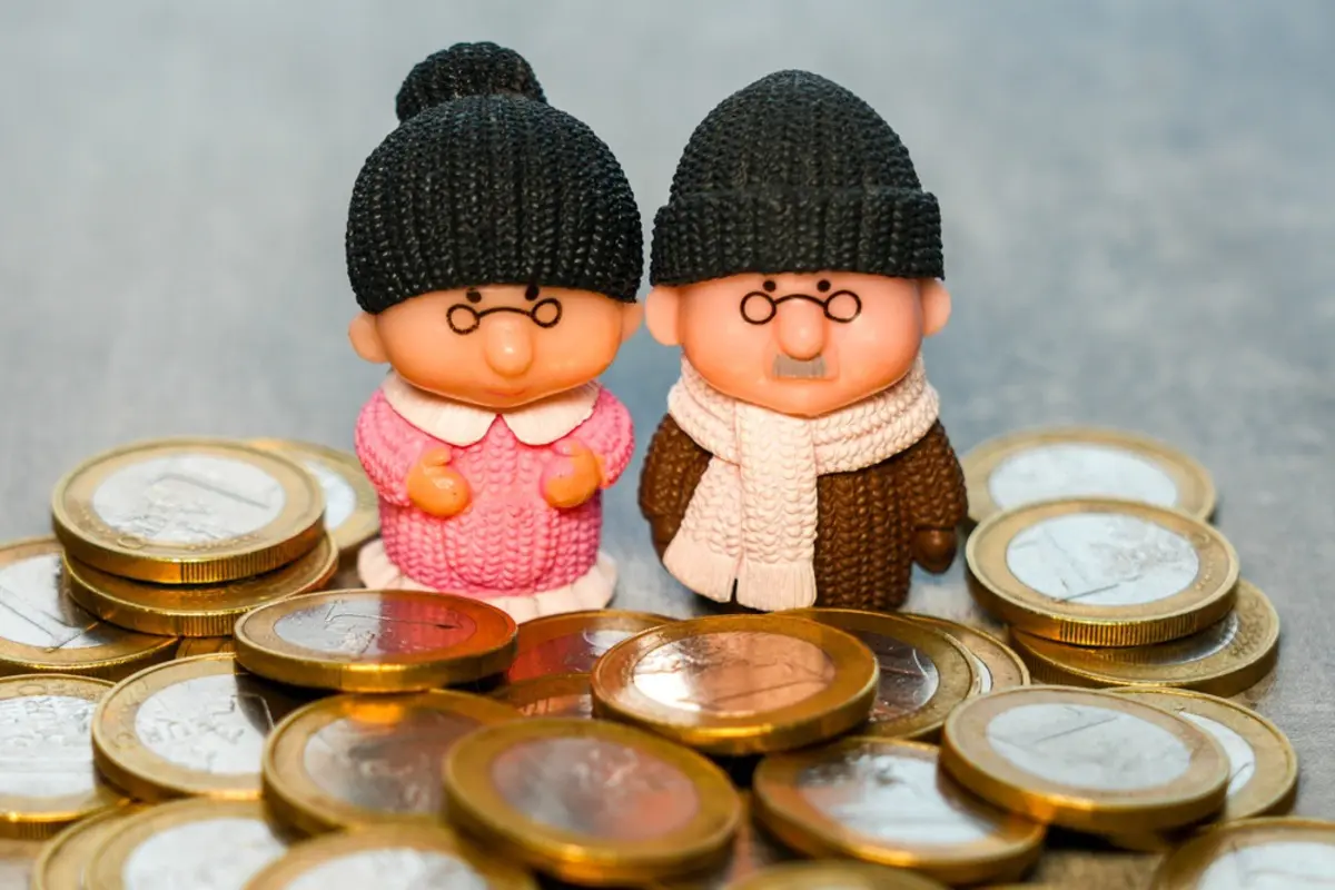70歳の親の「貯金500万円」は“少ない”ですか？「年金もあるから大丈夫」と言いますが、介護費用は“平均542万円”と聞き心配です…私も「貯金300万円」ですが、援助は必要でしょうか？