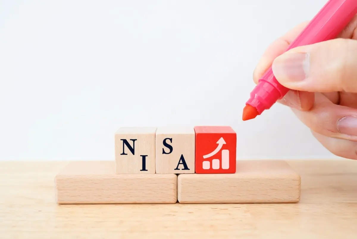 NISAで「年利1％の銘柄」は“選ぶ意味ナシ”!? 月5万円を「オルカン・S&P500」に積み立てれば、年利6％で“180万円差”に！ それでも「守りの資産」のメリットはある？ 10年後の結果を比較