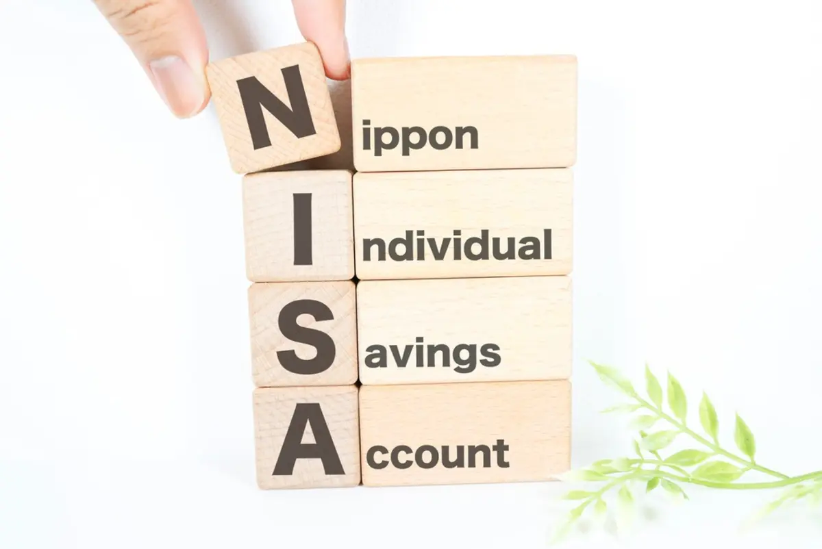 ボーナスが出たらNISAで投資信託を買う予定です。ママ友に「一括より積立のほうが安心」と言われましたが、本当でしょうか？