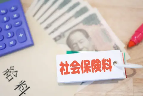会社員で「月収65万円超」だけど、4月から「子ども・子育て支援金」が引かれ、2027年9月には「社会保険料の上限」が引き上げに！ これから“手取り”はいくら減る？ 増える負担を確認