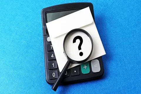 65歳前に退職した夫に、友人が「失業手当を選ぶと年金は止まるかも」と言っていました。両方とも生活に関わるお金だけに不安です。失業手当と年金は、どんな関係になっているのでしょうか？