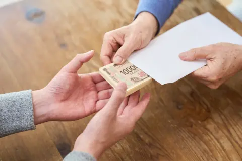 祖父のタンス預金から「200万円」をもらった後、兄に「税務署にバレたら脱税扱いだよ」と言われて青ざめました…。現金手渡しなら記録が残らないと思っていたのですが、贈与税はかかるのでしょうか？