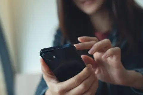 iPhoneを長く使うなら、大きめな容量を買ったほうが結果的に節約になるのでしょうか？ それとも安いモデルを短期間で買い替えるほうが得ですか？