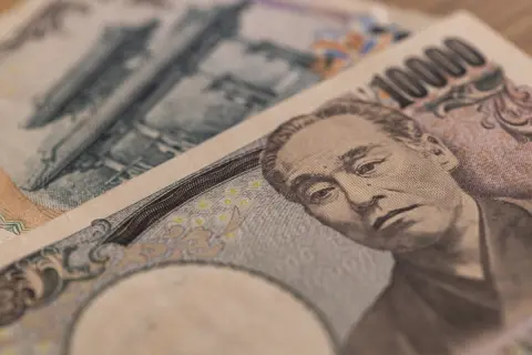 実家のタンスから「福沢諭吉」の旧1万円札が「100万円分」出てきてビックリ！ 母は「新札に替えないと使えなくなる」と不安がっていますが、急いで交換する必要はありますか？