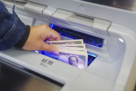 祖父母から「孫のために毎年100万円ずつ振り込みたい」と言われました。非課税の範囲内なら、何年続けても問題ないのでしょうか？