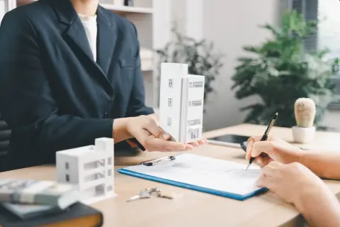 夫婦で引っ越し先を探していたら、知人に「URはすぐ入れても、都営住宅は待つこともある」と言われました。急いで住み替えたい場合、やはり選び方は変わってくるのでしょうか？