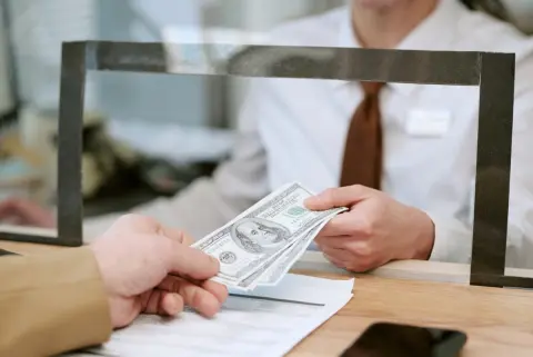 タンス預金で貯めた「200万円」を銀行口座に入れたら、窓口で“取引の目的”を確認されました。自分のお金なのに、説明する必要があるのでしょうか？