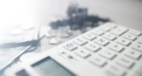 夫の年収は高かったのに、遺族年金は思ったほど多くありませんでした。遺族厚生年金って、どんな計算で決まるのでしょうか？