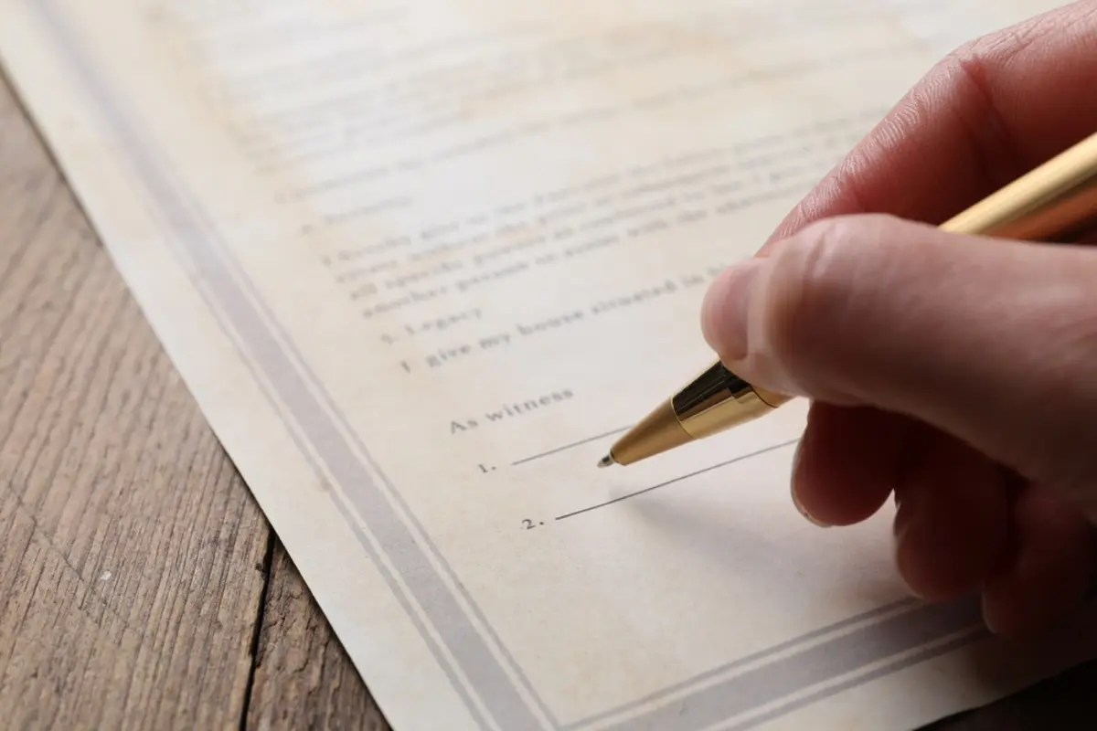 父が亡くなった後、実家の引き出しから「遺言書」と書かれた封筒が見つかりました。家族は中身を確認しようとしていますが、勝手に開封してもよいのでしょうか？