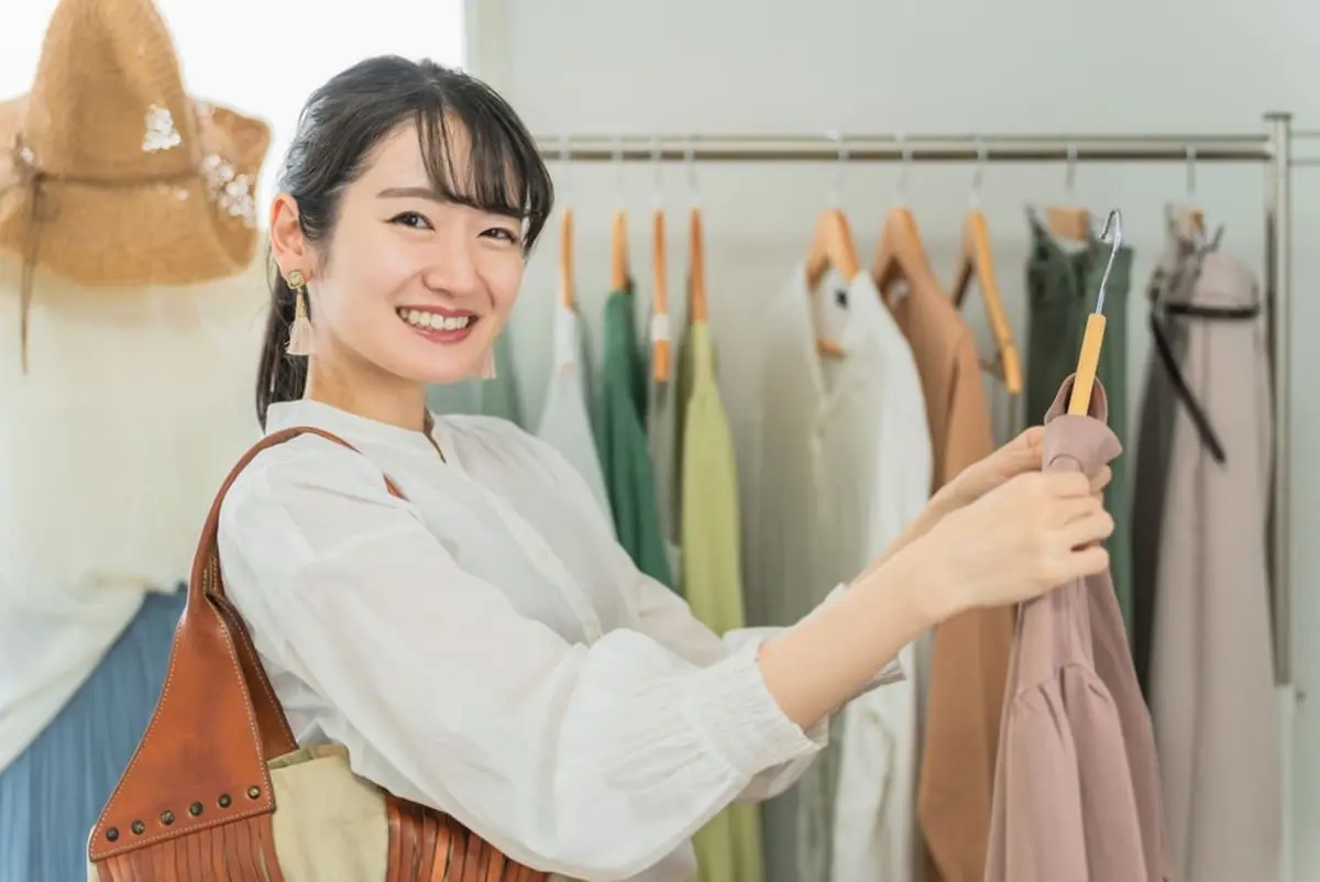 SNSで「ママは7万円でオンワードの株主になれば得」と話題！「any FAM」「23区」「組曲」の洋服が“20％オフ”で買える!? 資金少な目で“100株保有”可能だけど、配当利回りも高め？