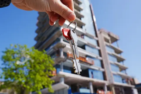 家よりも好きな車にお金を使いたいと考えています。市営住宅に住んでも車種に制限は生じないですよね？