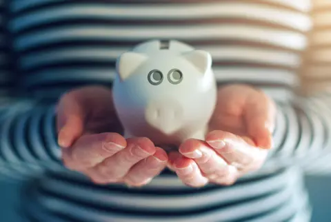 老後「夫婦で年金20万円」は少ないですか？ 専業主婦の妻が「年収300万円」で40歳から働けば、老後の必要資金が“800万円も減る”と聞きました。正社員なら、それだけ年金が増えるんですか？