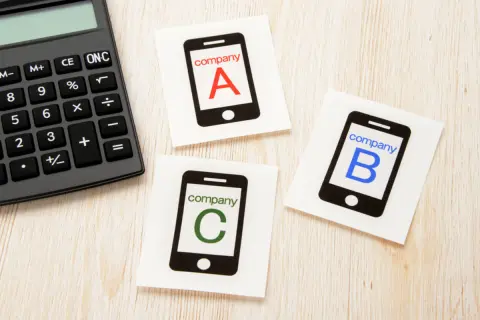 友人に「大手キャリアはもったいない」と言われました。今のスマホ代は月9000円ほどですが、格安SIMにするとどれくらい変わるのでしょうか？