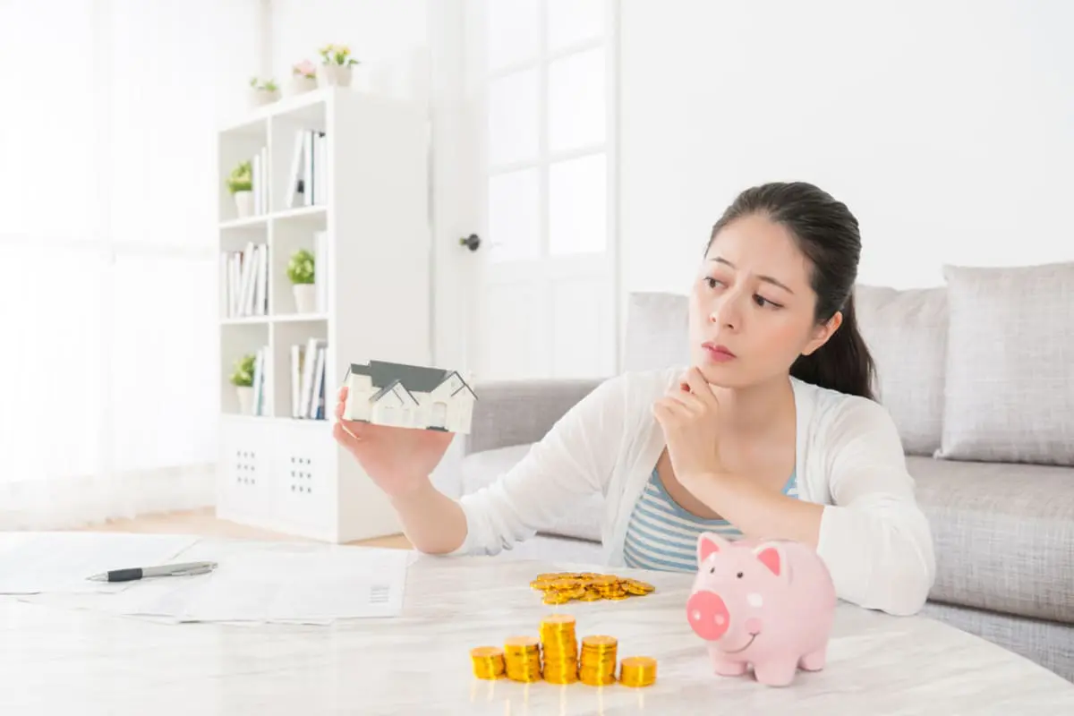 年収は「520万円」ですが、転勤の可能性があり、家を買うタイミングで迷っています。妻に「転勤がない会社に移った方が安心」と言われましたが、年収が下がっても転職するメリットはあるのでしょうか？