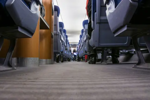 新幹線の予約で高齢の夫と席が離ればなれに…。隣が空き次第どちらかへの移動はダメですか？