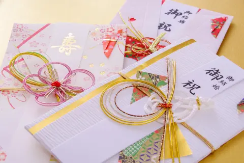 結婚式で受け取ったご祝儀が合計「200万円」に。妻は「式にもお金がかかったし助かる」と喜んでいますが、あとから税務署に指摘される可能性はあるのでしょうか？ 確認しておきたい“ご祝儀と贈与税”のルール