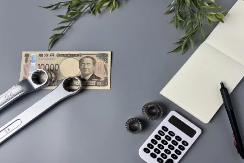 10万キロ走ったわが家の“アクア”はついに車検代が「10万円」の大台！ 車の維持費で「ケチっていい」ところってないの？ 逆に「10万円以上高くつく」可能性のある危ない節約術とは