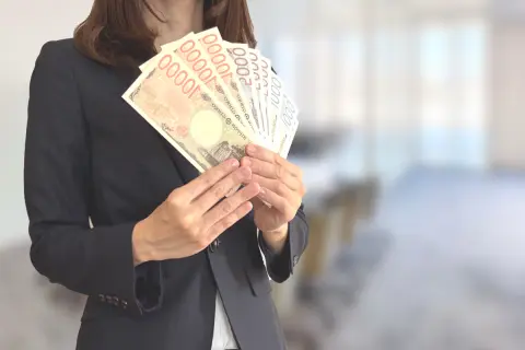 新入社員の長女に、早くも「6月にボーナス10万円」が出るそうです！ 本人は「旅行に使いたい」と喜んでいますが、社会保険料が「4月から6月の収入」で決まるなら、初ボーナスは使わずに貯めておくべきでしょうか？