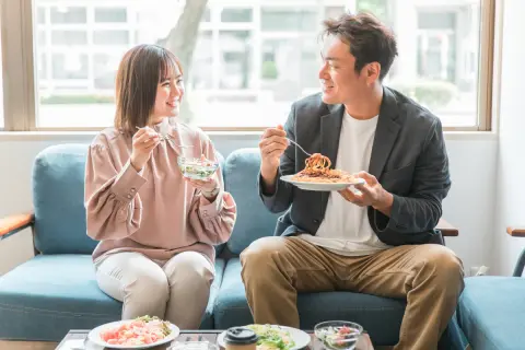 40代で婚活をしていますが、“デート代”を毎回おごるのが正直きついです…。月に「4万円」かかることもありますが、割り勘をお願いしたら女性から敬遠されるでしょうか？