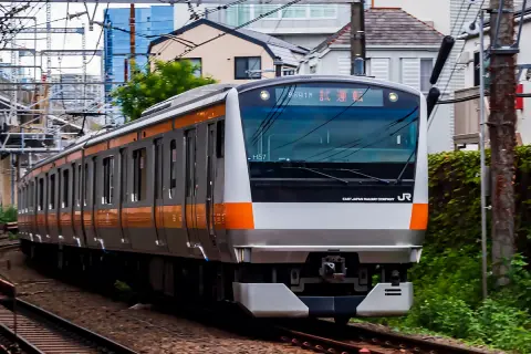 友人は八王子から東京まで「中央線のグリーン車」で毎日通勤しているそうです！ グリーン料金だけで年間「37万円以上」も支払っている計算ですが、やはり高年収なんでしょうか？