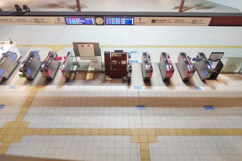 電車通勤で「最大8％還元」されると聞き、同僚がクレカの「タッチ決済乗車」を使い始めました。交通費が実費精算の会社ならお得に見えますが、「JR東日本」でも使えるのでしょうか？