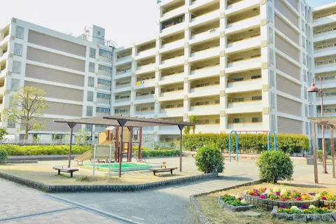 4月から家賃が「月10万円→12万円」に上がって生活が苦しい…「都営住宅」に住む友人夫婦は家賃が「月5万円」らしいのですが、年収「450万円」程度のわが家でも申し込めるのでしょうか？