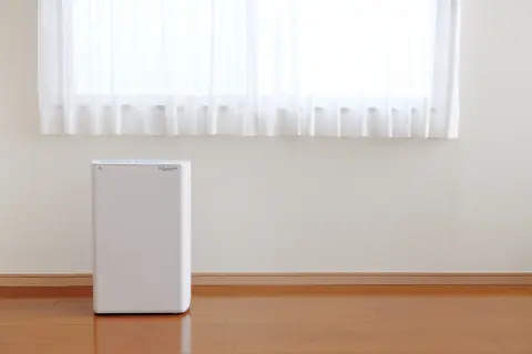 【除湿機vsエアコン除湿】梅雨のジメジメ対策で毎日使った場合、1ヶ月の電気代が安いのはどちらなのでしょうか？