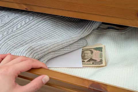 口座に「タンス預金200万円」入金すると“税務署からお尋ね”が!?「口座への入出金」は見張られてる？ 自分で貯めたお金にも“税金がかかる”でしょうか？ 注意点も解説
