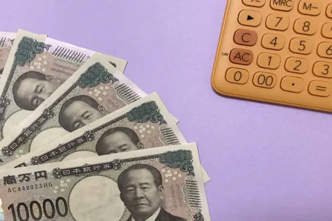 地道に“中小企業”で働き「夏ボーナス50万円」支給！ でも国家公務員の弟は「70万円以上もらってる」と知りショック…大企業なら70万円も可能？「公務員・民間企業」のボーナス額を比較