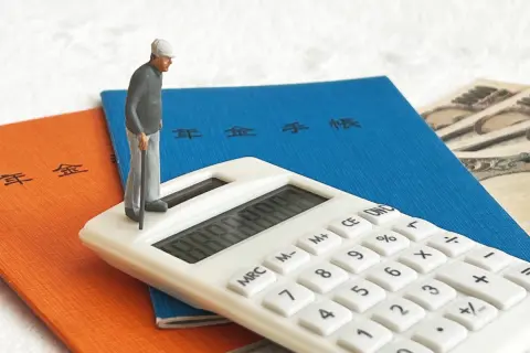 65歳の夫婦は「毎月4万円」赤字!? 平均収入は「25万4000円」なのに、なぜ“余裕がない”のか…高齢者の「生活費の実態」とは？ 総務省のデータをもとに解説