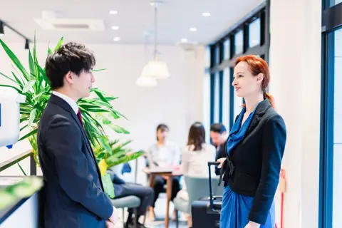 上京した母を「ビジネスホテル」まで送り、部屋に“数時間”滞在→退出後フロントで「1泊分として1万円」請求されビックリ！ 少し“家族と話しただけ”なのにダメなんですか!? 注意点を確認