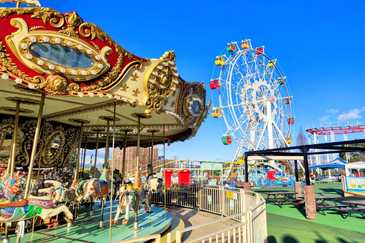 家族4人の「ディズニーチケット代」が“4万円”近くでキツイ！ ママ友に「6月～7月初旬なら安い」と聞きましたが、閑散期なら“安くて空いてて快適”でしょうか？ TDL・USJが安い時期とは