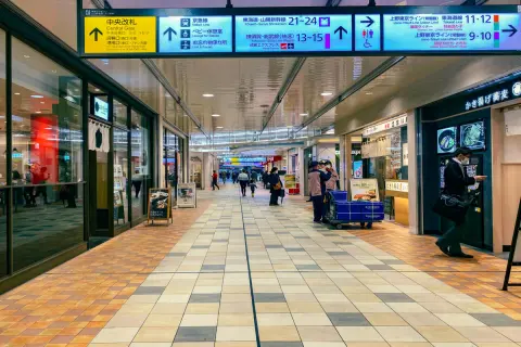 定期券で「改札出てないから」と“区間外の駅”で買い物して帰宅→後日「運賃3倍のペナルティ」と知りショック！ 気づかず“不正利用してた”なんて…「乗り越し精算」じゃダメですか？ ルールを確認