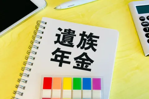 遺族年金“5年改悪”で、受給額「1690万→320万円」へ目減り!? 夫が「年収400万円」の場合、妻の受給額は“改正前・改正後”でどう変わる？ 新旧制度の「冷徹なリアル」