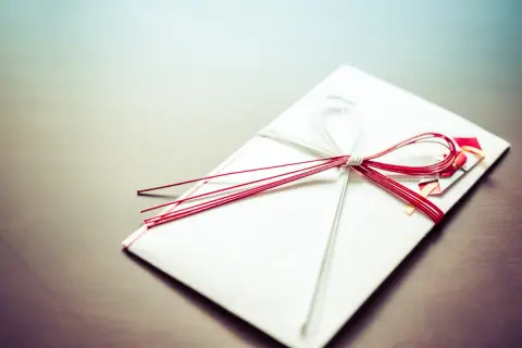 結婚式で“部長のご祝儀”が「3万円」でショック！ 主賓スピーチを頼んだのですが、相場は「5万～10万円」ですよね？ 上司からは普通いくらですか？ 役職・関係性での適正額とは