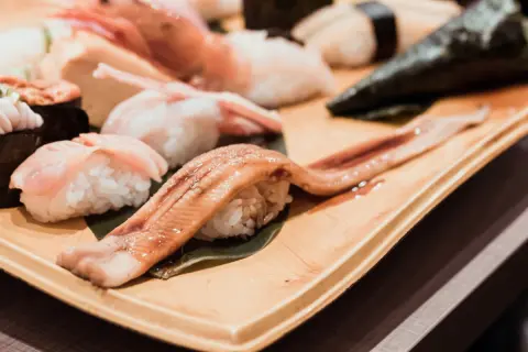 帰省するたび両親が孫のためにと「特上寿司」を用意してくれます。うれしい反面、2人の年金は月「18万円」ほどと聞いてるので、無理をしていないか心配…こちらから食事代を渡したほうがよいのでしょうか？