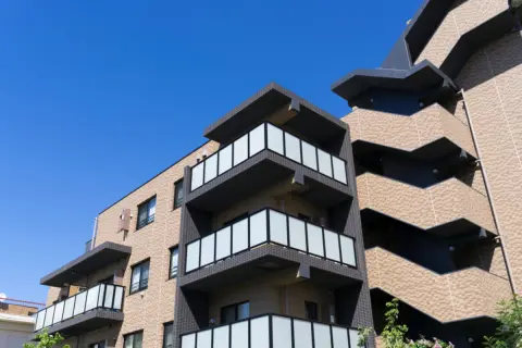 築30年以上のマンションを売却したいのですが、「古い物件は値段がつきにくい」と聞き不安です。本当に買い手は見つかるのでしょうか？