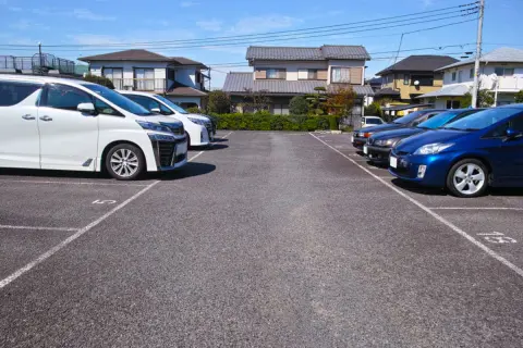 月極駐車場に“見知らぬ車”が勝手に駐車！「警察は民事不介入」なら、自力で“レッカー移動”して相手に「費用3万円」払わせることはできますか？ やってはいけないNG行為も解説