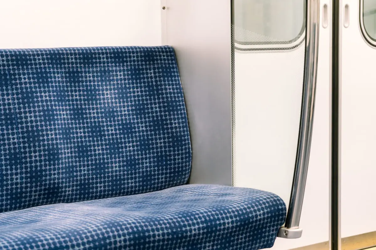 “グリーン車で赤ランプ”だと「不正乗車してる」と盗撮され、SNSに晒される!?“紙のグリーン券”購入者が怯える「赤ランプ=不正乗車」の誤解…チケットレス利用が増える今、知っておくべきこととは