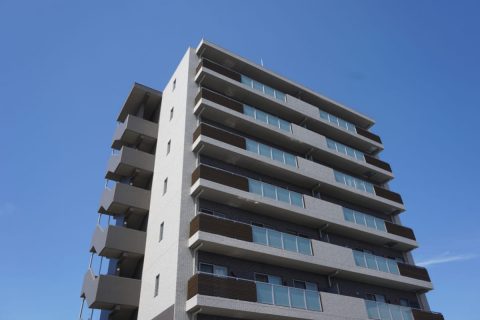 友人が「中古マンションを1室買えば年金代わりになる」と言っています。年収600万円の会社員でも、ローンを組んで始めるべきでしょうか？